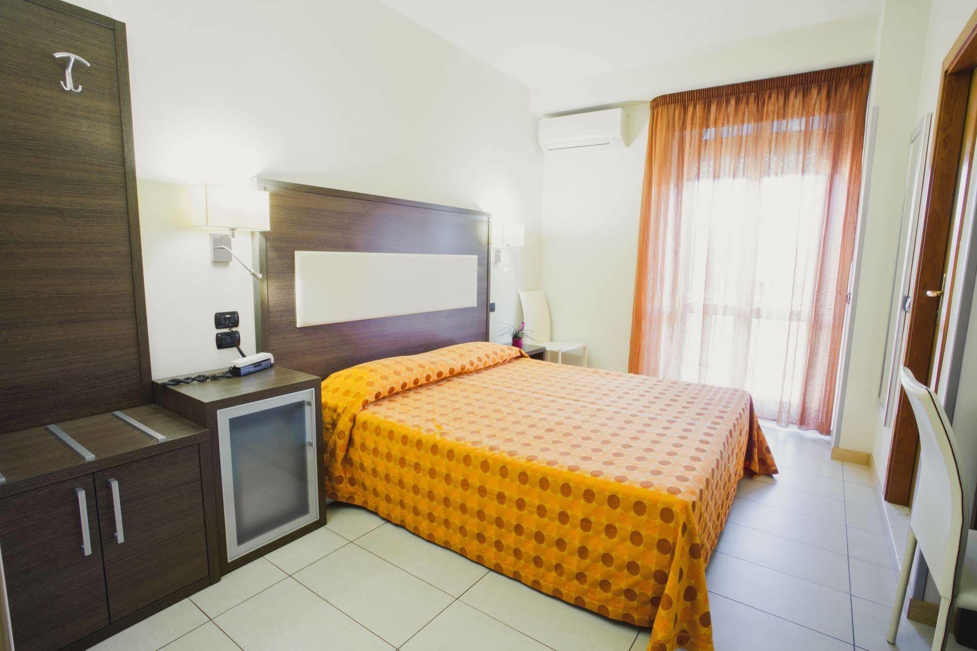 Hotel Taormina Σαν Μπενεντέτο ντελ Τρόντο Εξωτερικό φωτογραφία